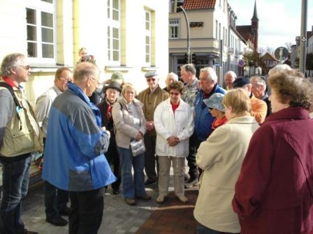 Gedenkwanderung am 26. April 2008 von Barth nach Ribnitz-Damgarten. Foto: Eckart Kreitlow